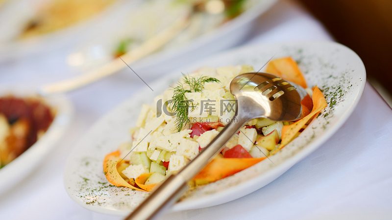 在众多品牌中，如何挑选值得信赖的坚果炒货呢？以下是一些知名品牌的对比：