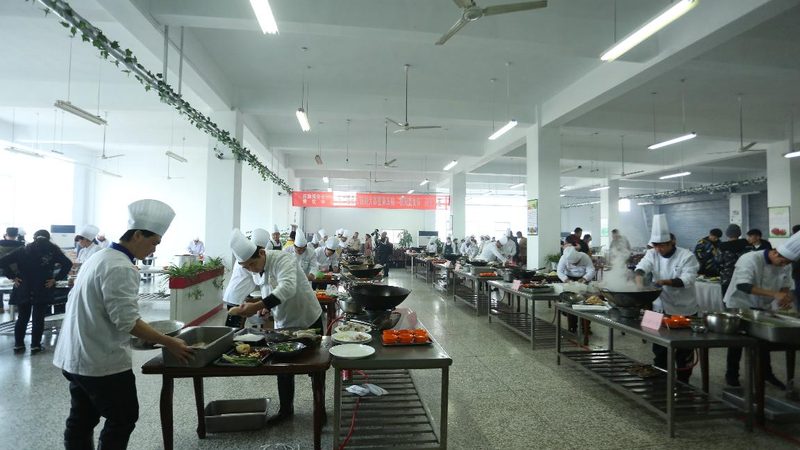 在考察加盟项目时，投资者还需关注以下几点，以降低加盟风险：